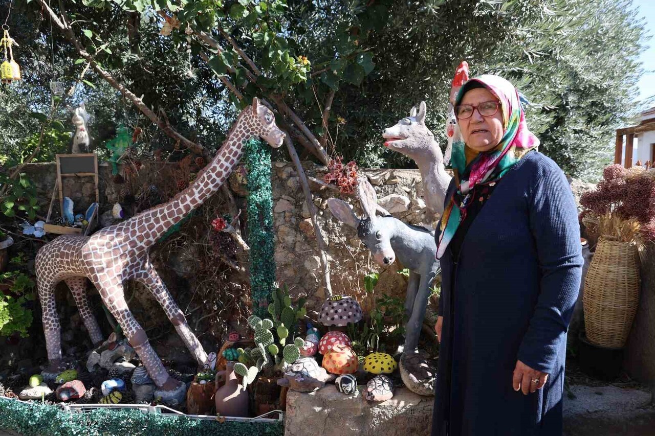 ADANA’NIN KOZAN İLÇESİNDE HALK EĞİTİM MERKEZİNDEN EL SANATLARI ÖĞRETMENİ OLARAK EMEKLİ OLAN NADİRE...