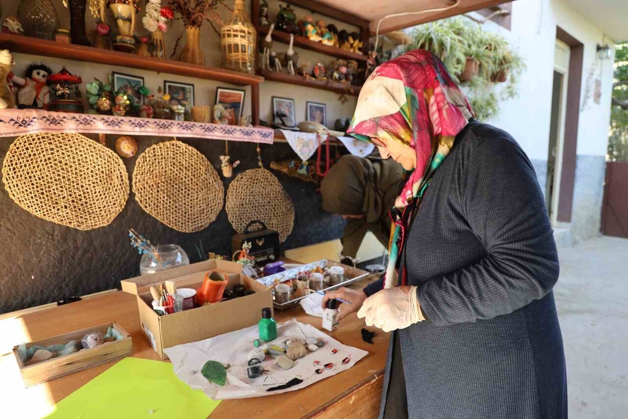 ADANA’NIN KOZAN İLÇESİNDE HALK EĞİTİM MERKEZİNDEN EL SANATLARI ÖĞRETMENİ OLARAK EMEKLİ OLAN NADİRE...