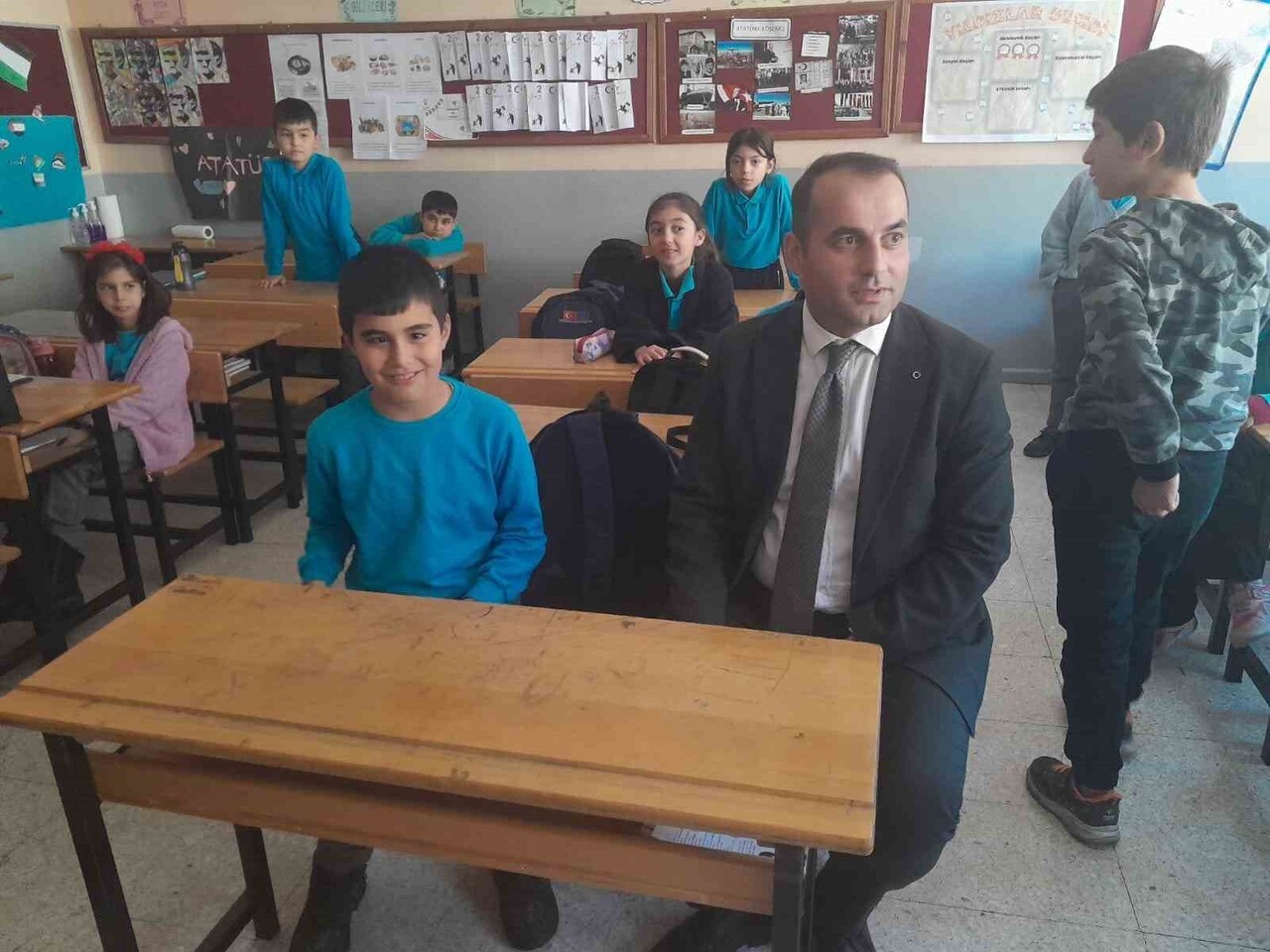 ADANA’NIN SAİMBEYLİ İLÇESİNDE İLÇE KAYMAKAMI VE BELEDİYE BAŞKANI OTİZMLİ ÖZEL ÖĞRETİM ÖĞRENCİSİ...