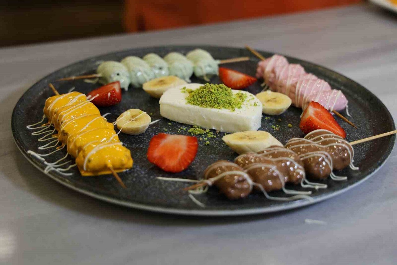 ADANALI TATLICININ GELENEKSEL KATMERİ ÇEŞİTLENDİRMEK İÇİN YAPTIĞI ADANA USULÜ 'ÇÖP ŞİŞ KATMER'...