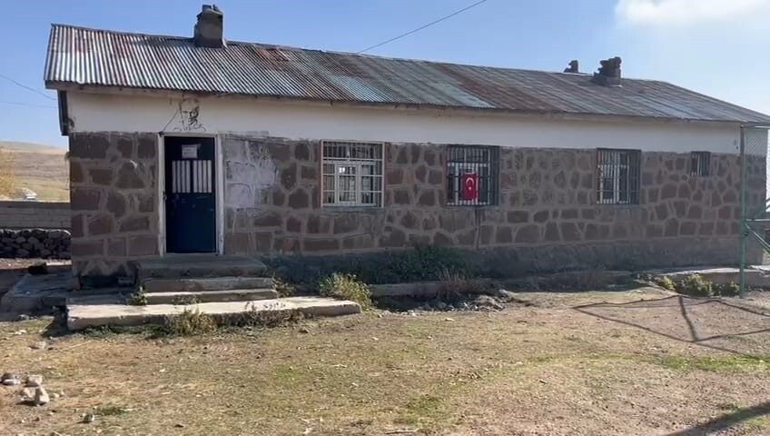 ADİLCEVAZ İLÇESİNE BAĞLI HARMANTEPE KÖYÜNDE ATIL DURUMDA BULUNAN ESKİ OKUL, YAPILAN ONARIM SONRASI...
