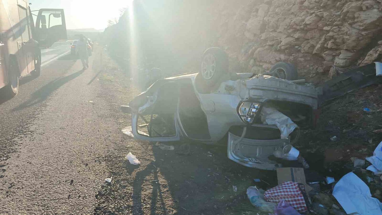 ADIYAMAN'IN GÖLBAŞI İLÇESİNDE DEVRİLEN OTOMOBİLDEKİ 3 KİŞİ YARALANDI.