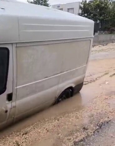 ADIYAMAN’DA, ETKİLİ OLAN YAĞIŞLARIN ARDINDAN ÇÖKEN YOLDA OLUŞAN ALTYAPI ÇUKURUNA BİR MİNİBÜS...