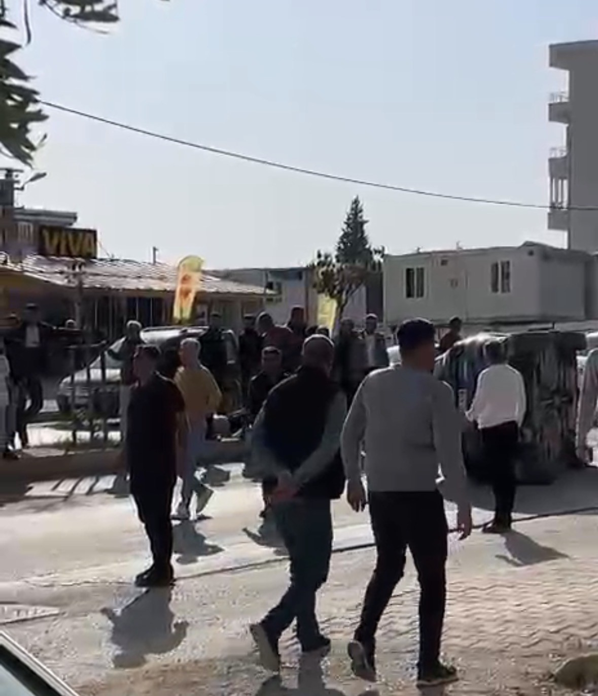 ADIYAMAN’DA OTOMOBİLLE ÇARPIŞAN ARAÇ DEVRİLEREK YAN YATTI.