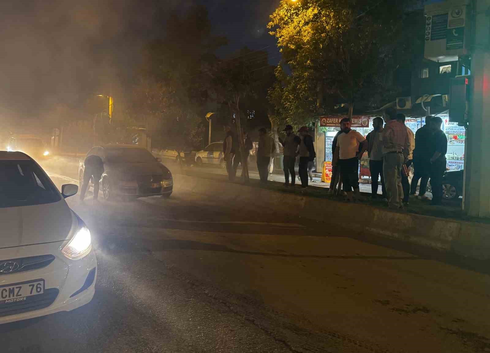 ADIYAMAN’DA SEYİR HALİNDEKİ BİR OTOMOBİL ALEV ALARAK YANDI.