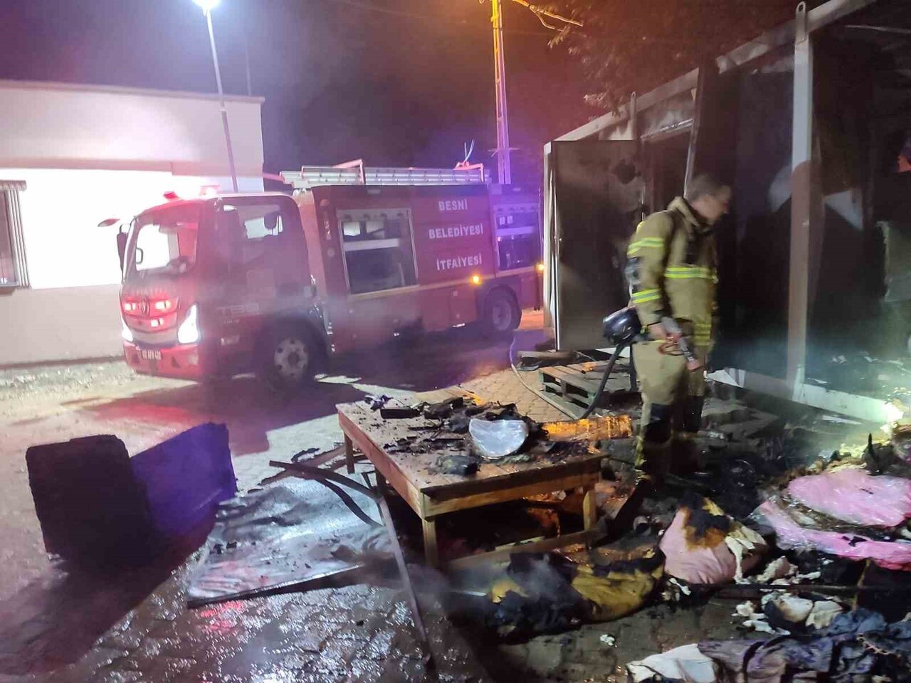 ADIYAMAN’IN BESNİ İLÇESİNE BAĞLI SARIKAYA KÖYÜ’NDE SABAHA KARŞI ÇIKAN YANGINDA 95 YAŞINDAKİ BİR...