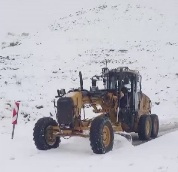 ADIYAMAN’IN KAHTA İLÇESİNDE BULUNAN NEMRUT DAĞI’NDA KAR VE TİPİ NEDENİYLE KAPANAN YOL, EKİPLERİN...