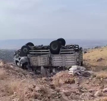 ADIYAMAN’IN KAHTA İLÇESİNDE KAMYONETİN DEVRİLEREK TERS DÖNMESİ SONUCU 5 KİŞİ YARALANDI.