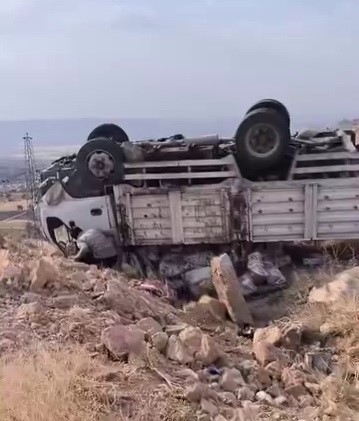 ADIYAMAN’IN KAHTA İLÇESİNDE KAMYONETİN DEVRİLEREK TERS DÖNMESİ SONUCU 5 KİŞİ YARALANDI.