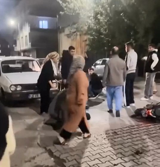 ADIYAMAN’IN KAHTA İLÇESİNDE OTOMOBİL İLE MOTOSİKLETİN ÇARPIŞMASI SONUCU MEYDANA GELEN KAZA ANLARI...