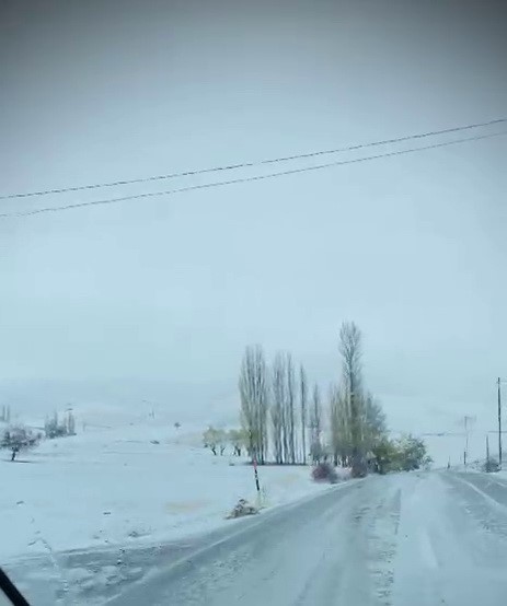 ADIYAMAN’IN SİNCİK İLÇESİ İLE MALATYA ARASINDAKİ KARA YOLUNDA SABAH SAATLERİNDE ETKİLİ OLAN KAR...