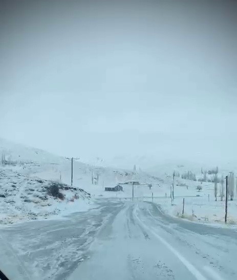 ADIYAMAN’IN SİNCİK İLÇESİ İLE MALATYA ARASINDAKİ KARA YOLUNDA SABAH SAATLERİNDE ETKİLİ OLAN KAR...