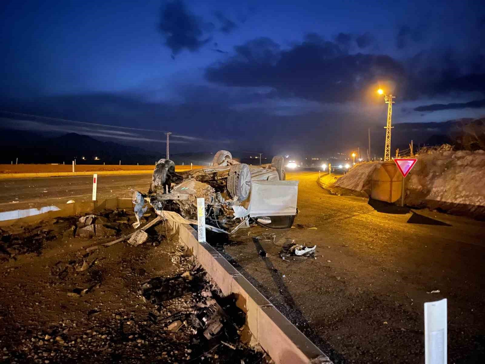 AFŞİN’DE İKİ OTOMOBİLİN ÇARPIŞMASI SONUCU 2 KİŞİ YARALANDI. KAZADA OTOMOBİLLERDEN BİRİ İKİYE...