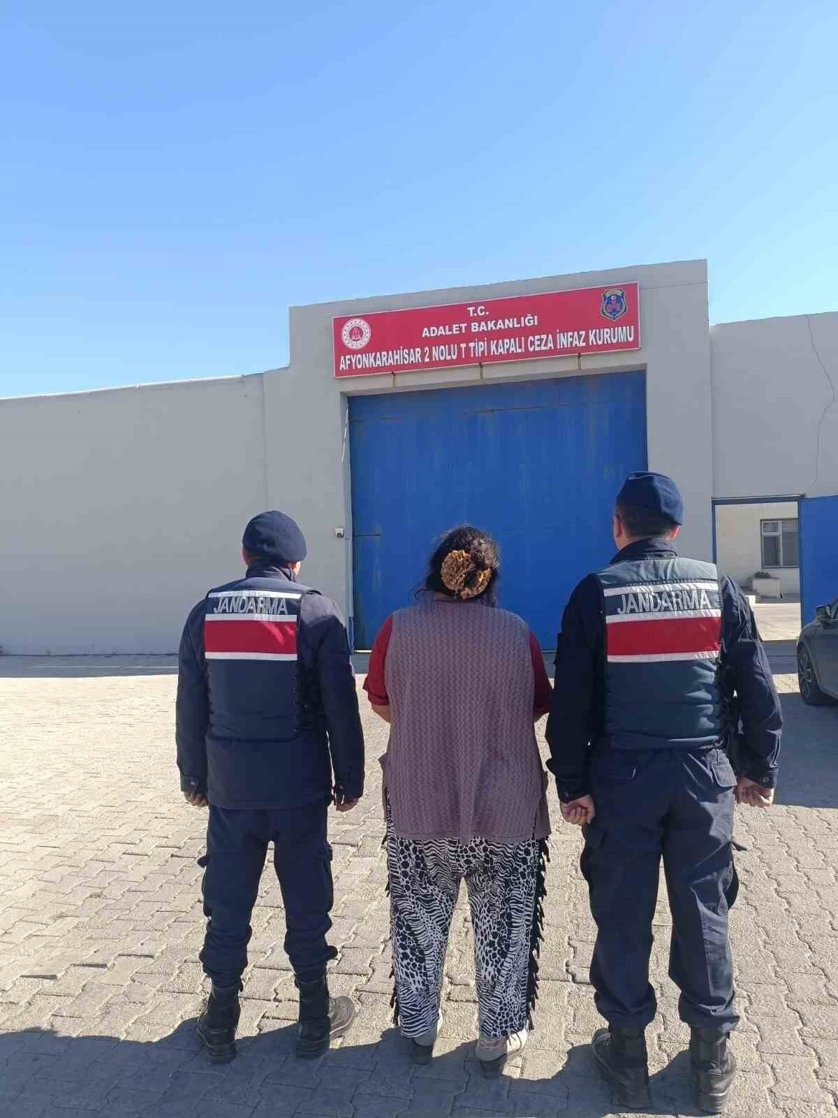 AFYONKARAHİSAR'DA ÇEŞİTLİ SUÇLARDAN ARANAN 43 KİŞİ JANDARMA TARAFINDAN YAKALANIRKEN, ŞAHISLARDAN...