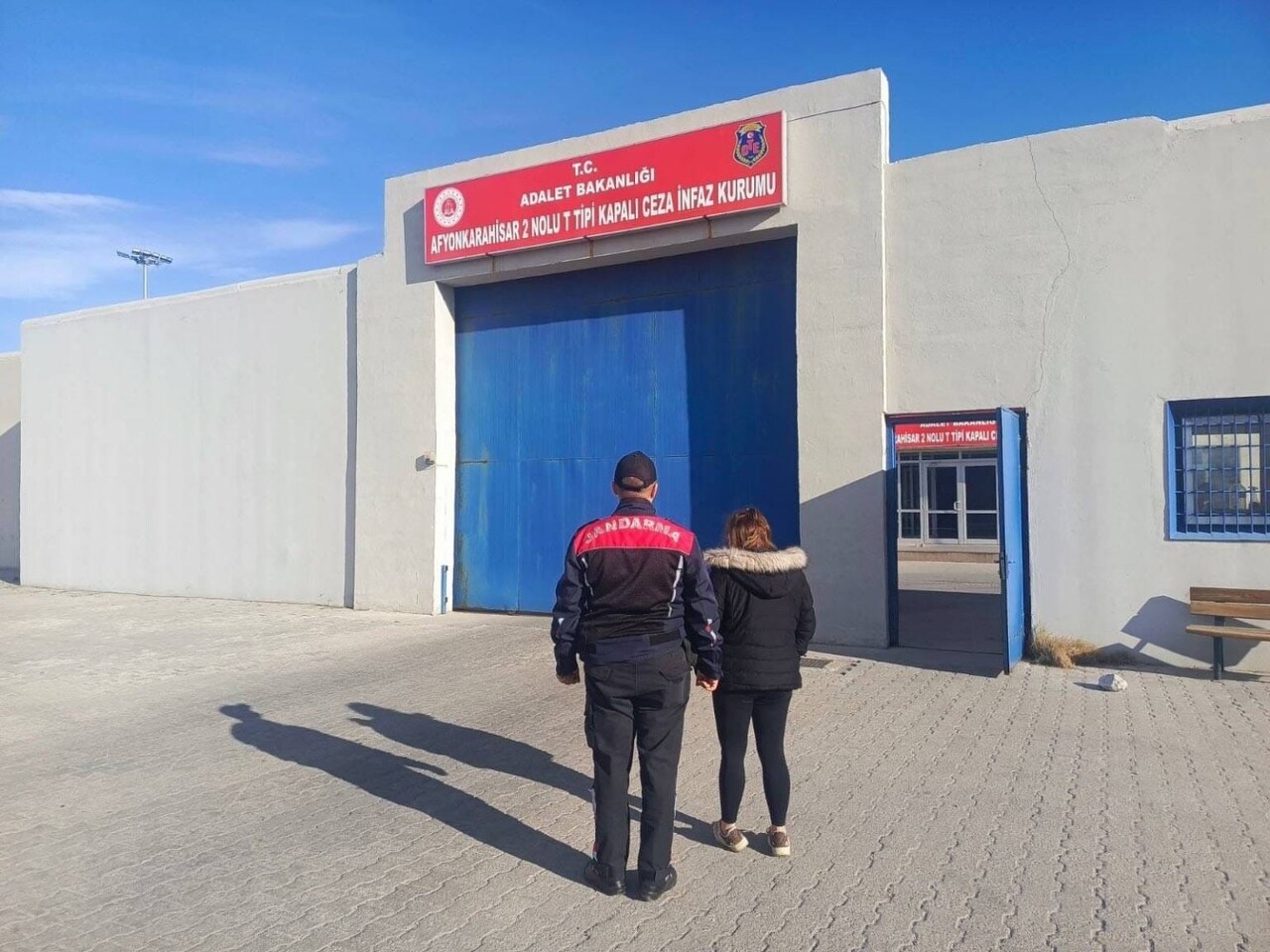 AFYONKARAHİSAR'DA DOLANDIRICILIK SUÇUNDAN 15 YIL 6 AY HAPİS CEZASIYLA ARANAN ŞAHIS JANDARMA...