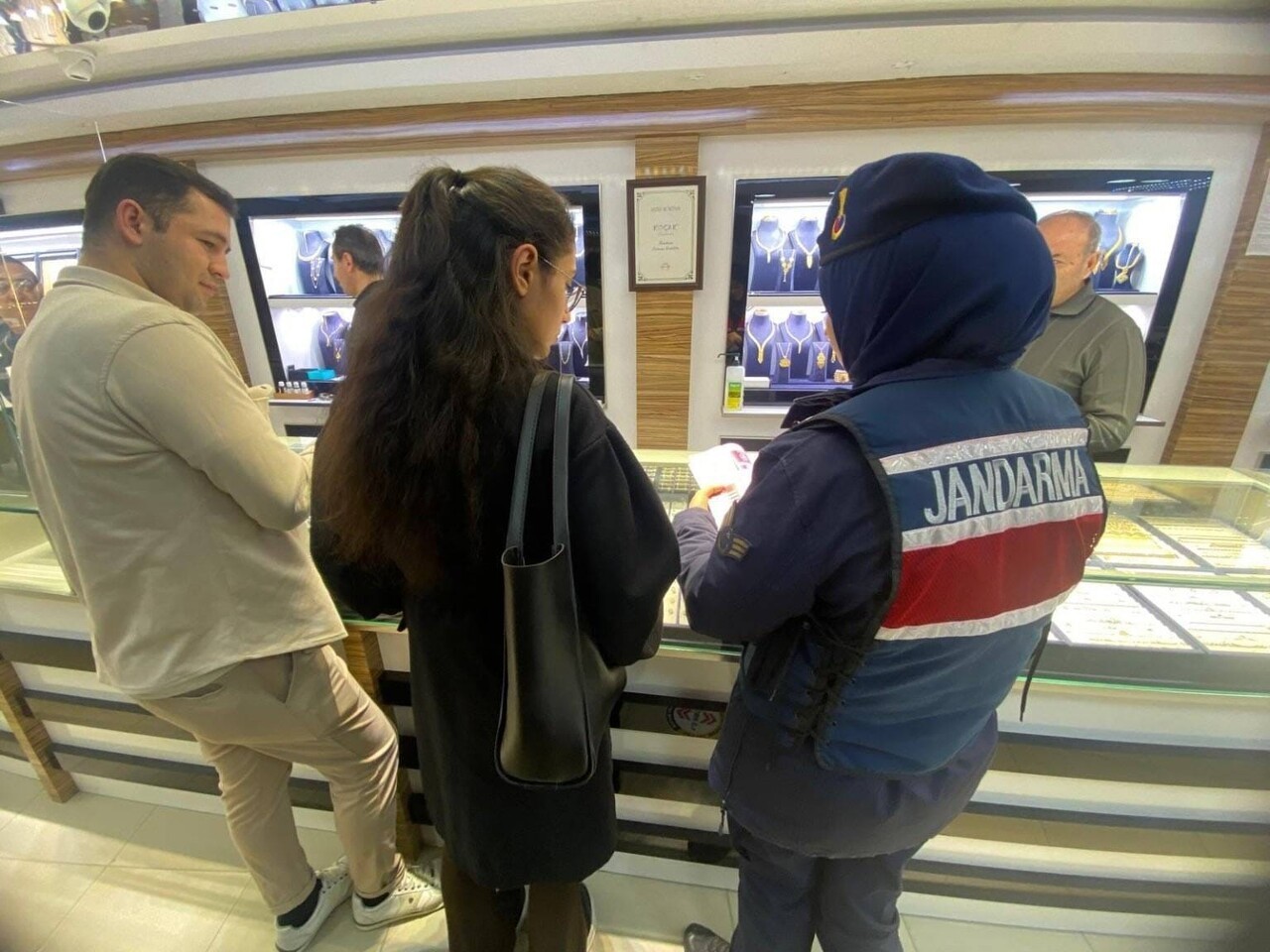 AFYONKARAHİSAR'DA JANDARMA EKİPLERİ TARAFINDAN VATANDAŞLARA 'KADINA YÖNELİK ŞİDDET, ERKEN YAŞTA VE...