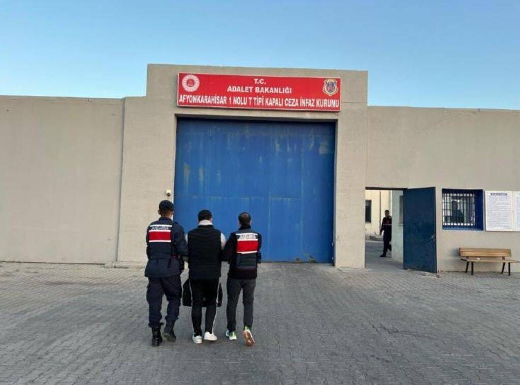 AFYONKARAHİSAR'DA JANDARMA TARAFINDAN TORBACILARA YÖNELİK YAPILAN OPERASYONDA GÖZALTINA ALINAN BİR...