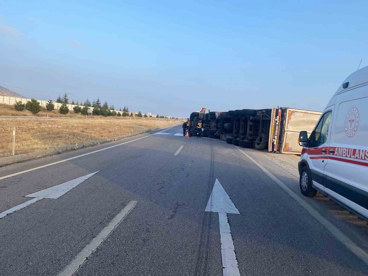 AFYONKARAHİSAR'DA KONTROLDEN ÇIKAN SAMAN YÜKLÜ TIR YOL ORTASINA DEVRİLİRKEN KAZADA ŞANS ESERİ ÖLEN...