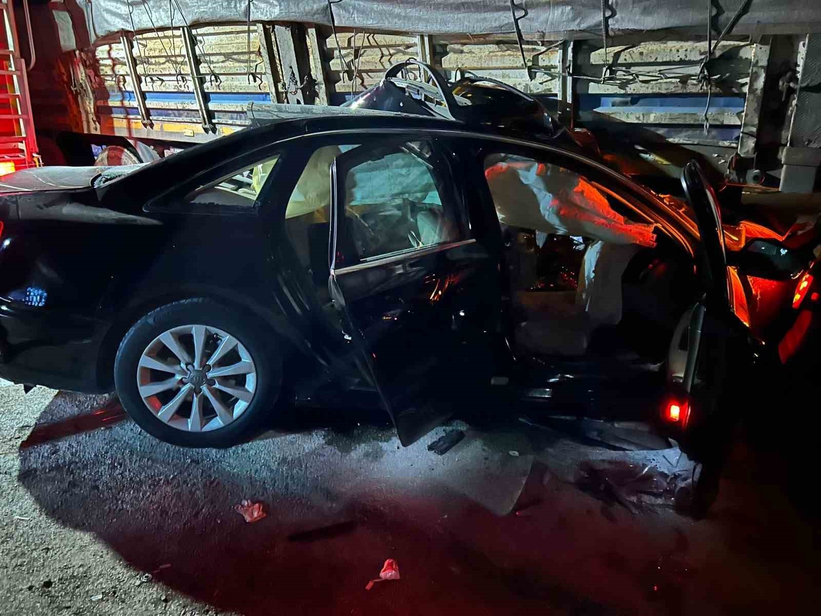 AFYONKARAHİSAR'DA OTOMOBİLİN TIRLA ÇARPTIĞI FECİ KAZADA İKİ KİŞİ ÖLDÜ, 2 KİŞİDE...