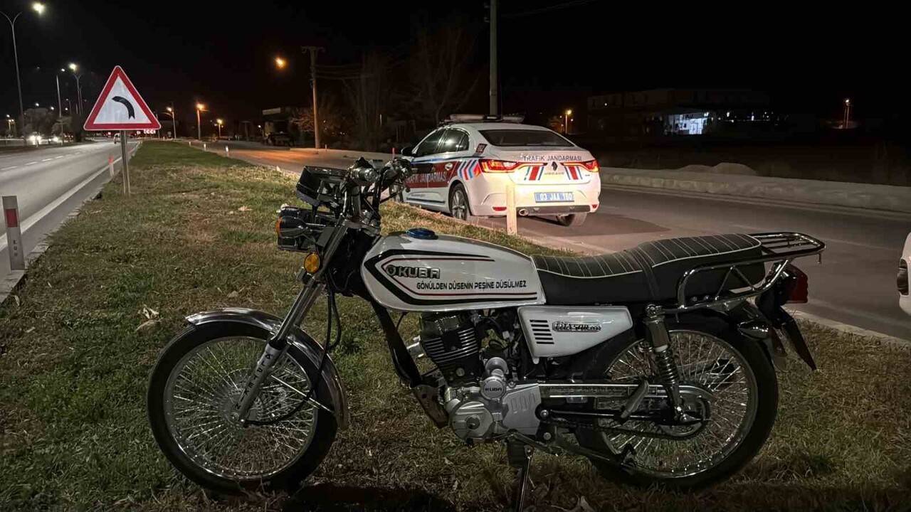 AFYONKARAHİSAR'DA SÜRÜCÜSÜNÜN DİREKSİYON HAKİMİYETİNİ KAYBETMESİ SONUCU KALDIRIMA ÇARPARAK PEYZAJ...