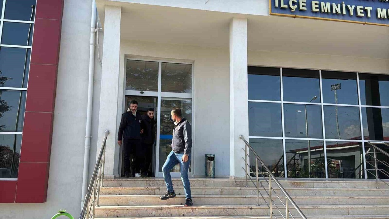 AFYONKARAHİSAR'DA TELEFONDA ARADIKLARI AİLEYİ YAKLAŞIK 2 MİLYON TL DOLANDIRAN 2 İKİ ŞAHIS POLİSİN...