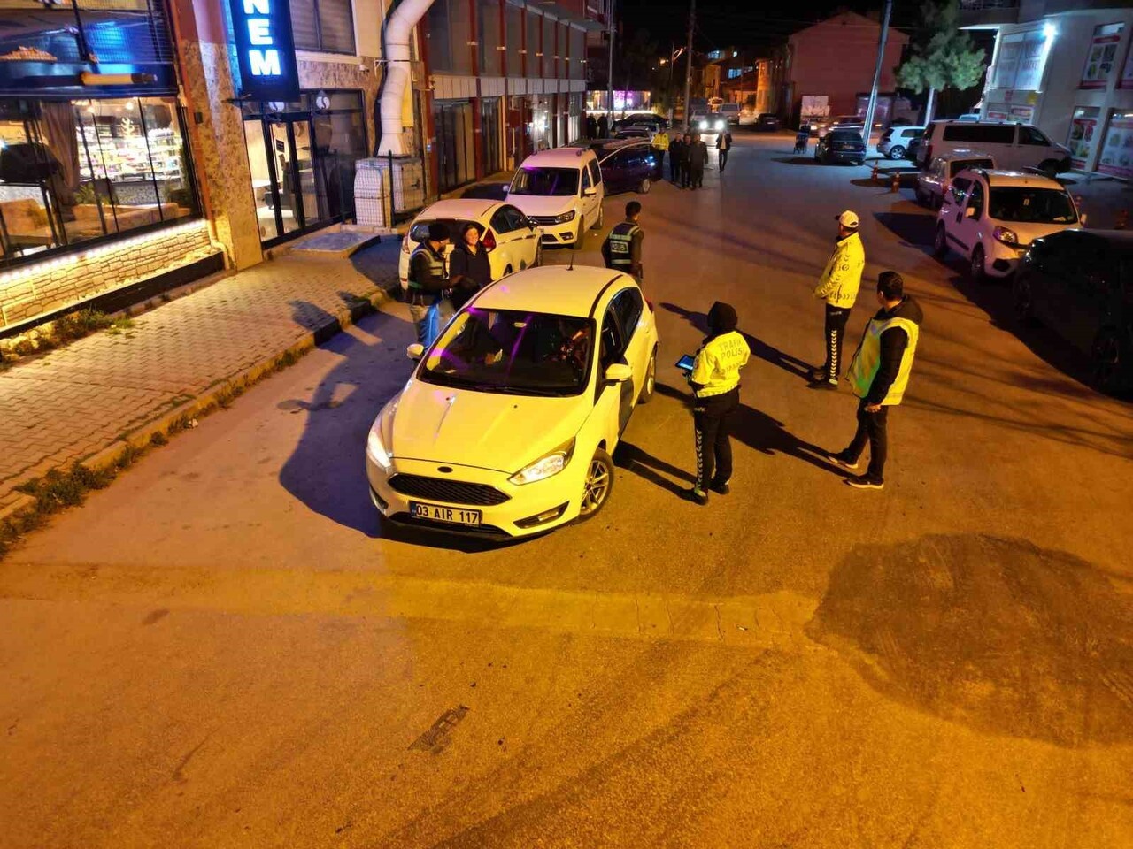 AFYONKARAHİSAR'IN BOLVADİN İLÇESİNDE ÇOK SAYIDA POLİSİN KATILIMIYLA HUZUR VE ASAYİŞ DENETİMİ...