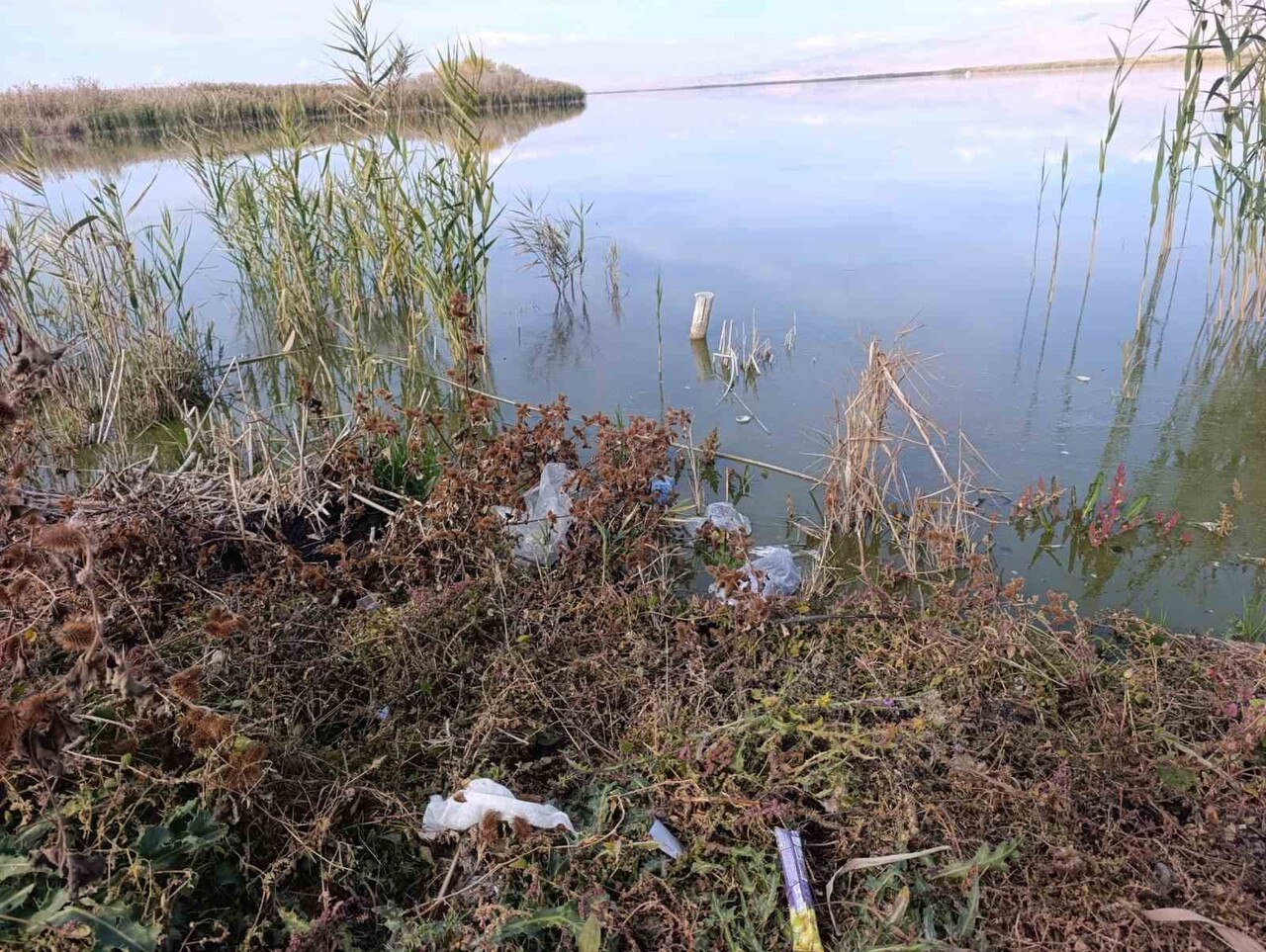 AFYONKARAHİSAR’DA SON YILLARDA KURAKLIK İLE GÜNDEME GELEN EBER GÖLÜ’NDE ŞİMDİDE KİRLİLİK BAŞ...