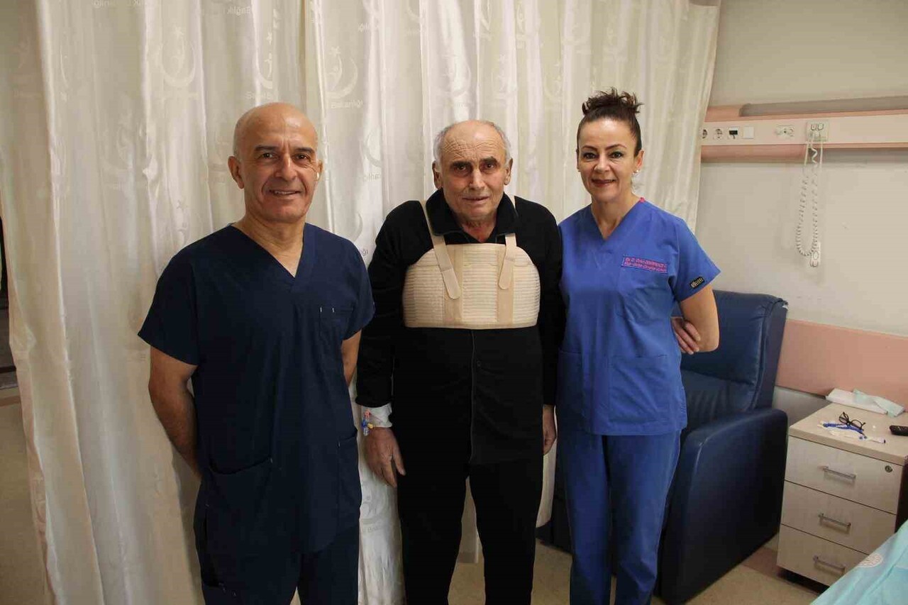 AFYONKARAHİSAR DEVLET HASTANESİNDE 63 YAŞINDAKİ ERKEK HASTAYA, HASTANEDE İLK KEZ GERÇEKLEŞTİRİLEN...