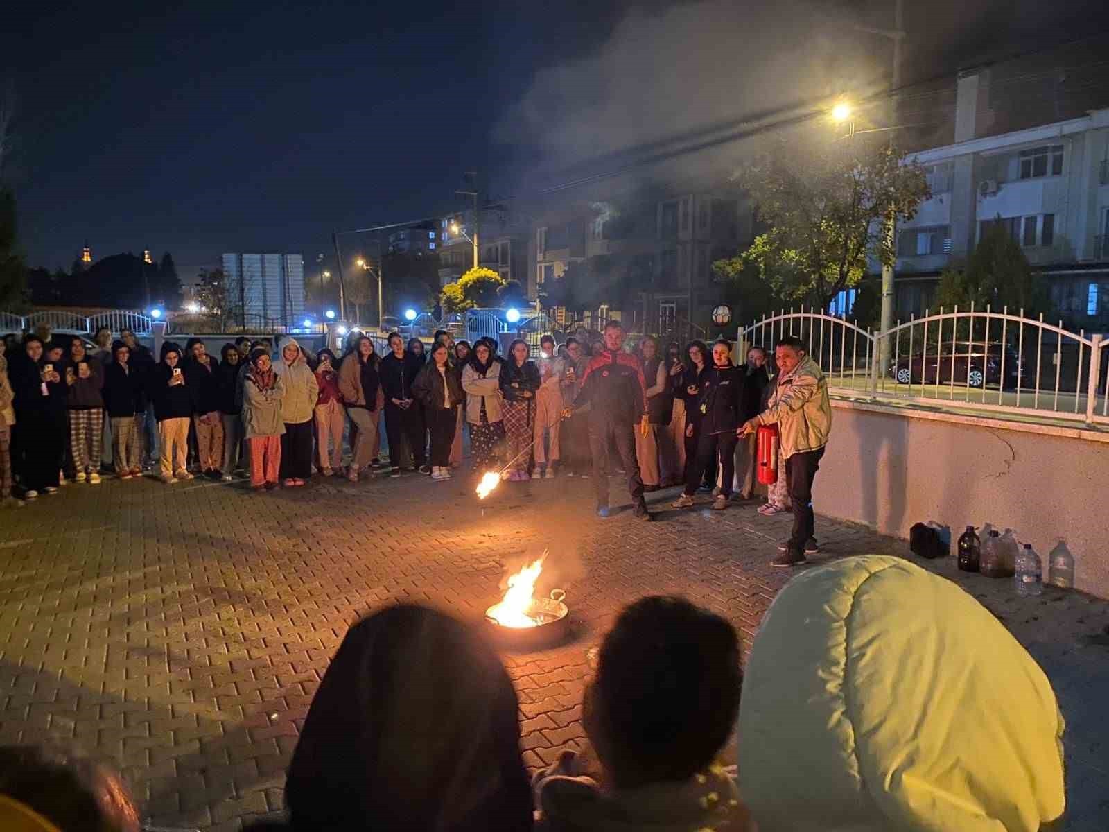 AFYONKARAHİSAR İL AFET VE ACİL DURUM MÜDÜRLÜĞÜ (AFAD)  EKİPLERİ KIZ ÖĞRENCİ YURDUNDA EĞİTİM...