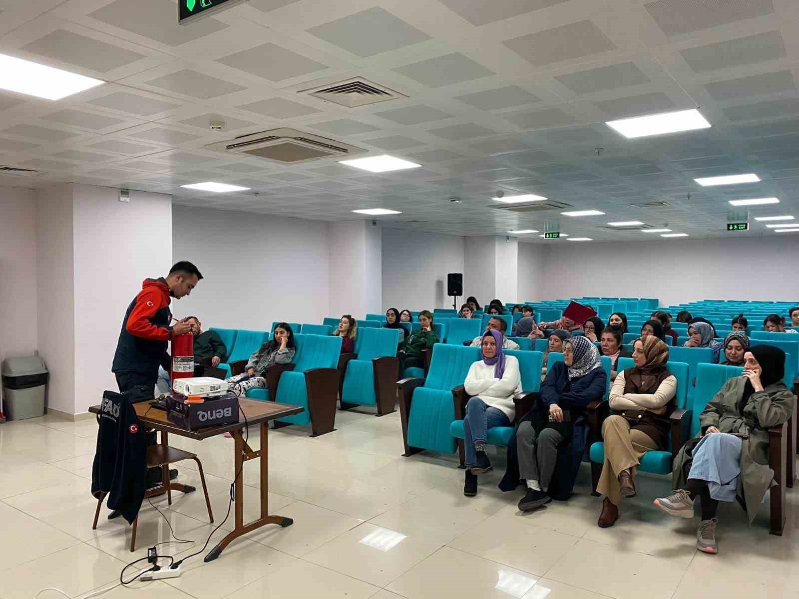 AFYONKARAHİSAR İL AFET VE ACİL DURUM MÜDÜRLÜĞÜ (AFAD)  EKİPLERİ KIZ ÖĞRENCİ YURDUNDA EĞİTİM...