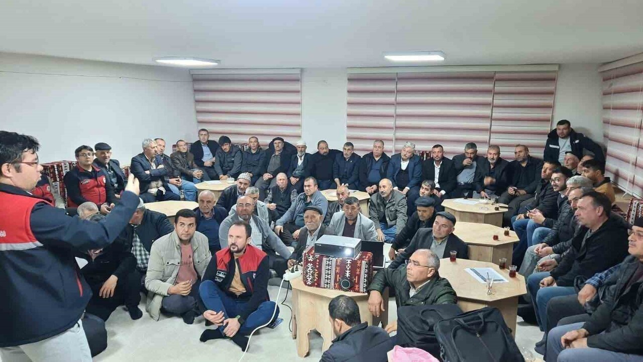 AFYONKARAHİSAR İL TARIM VE ORMAN MÜDÜRLÜĞÜ TARAFINDAN ÇİFTÇİLERE YÖNELİK GERÇEKLEŞTİRİLEN...