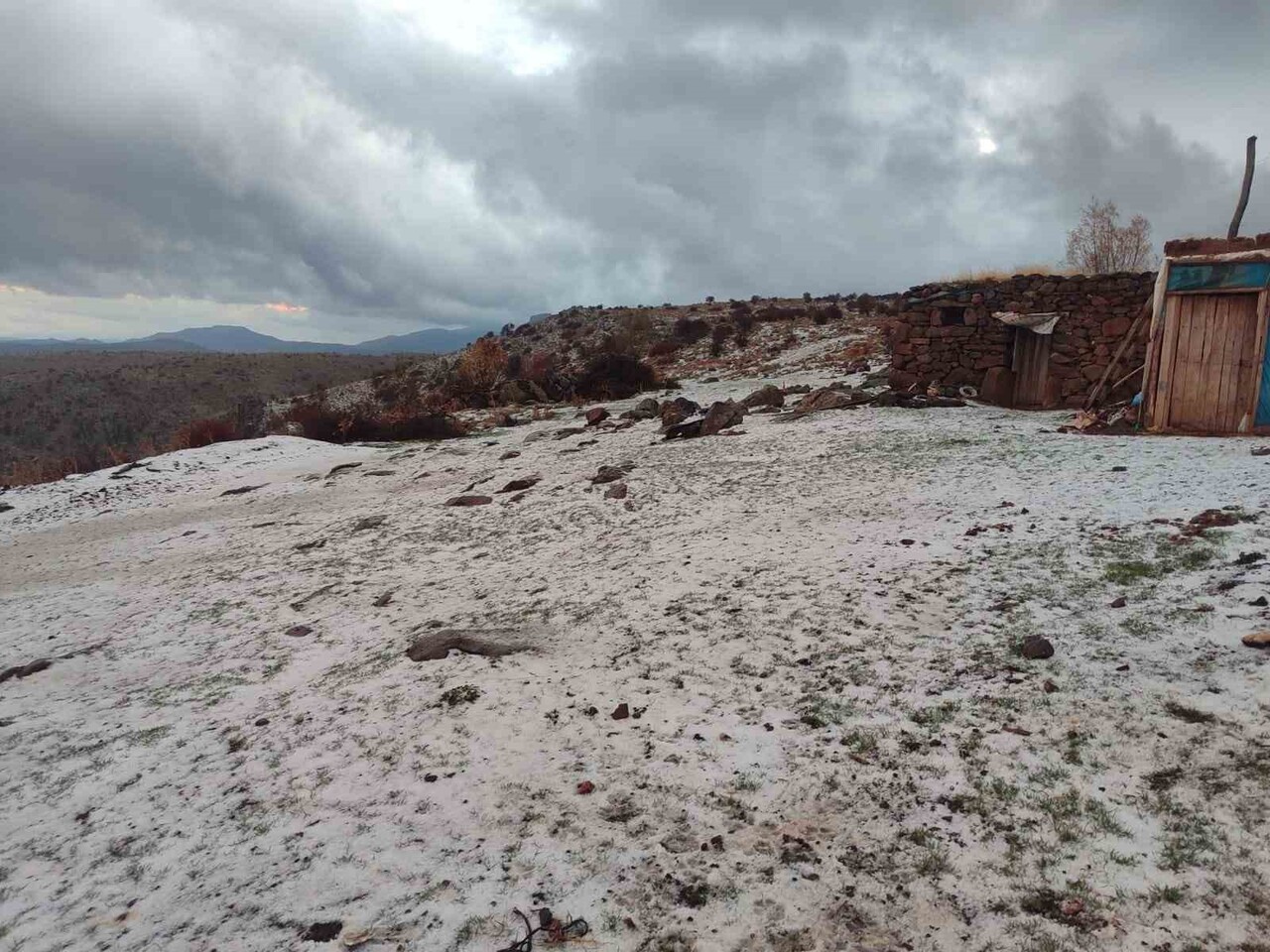 AFYONKARAHİSAR’IN ŞUHUT İLÇESİNE BAĞLI AKYUVA KÖYÜ ESELİ YAYLASI MEVSİMİN İLK KAR YAĞIŞIYLA BEYAZA...
