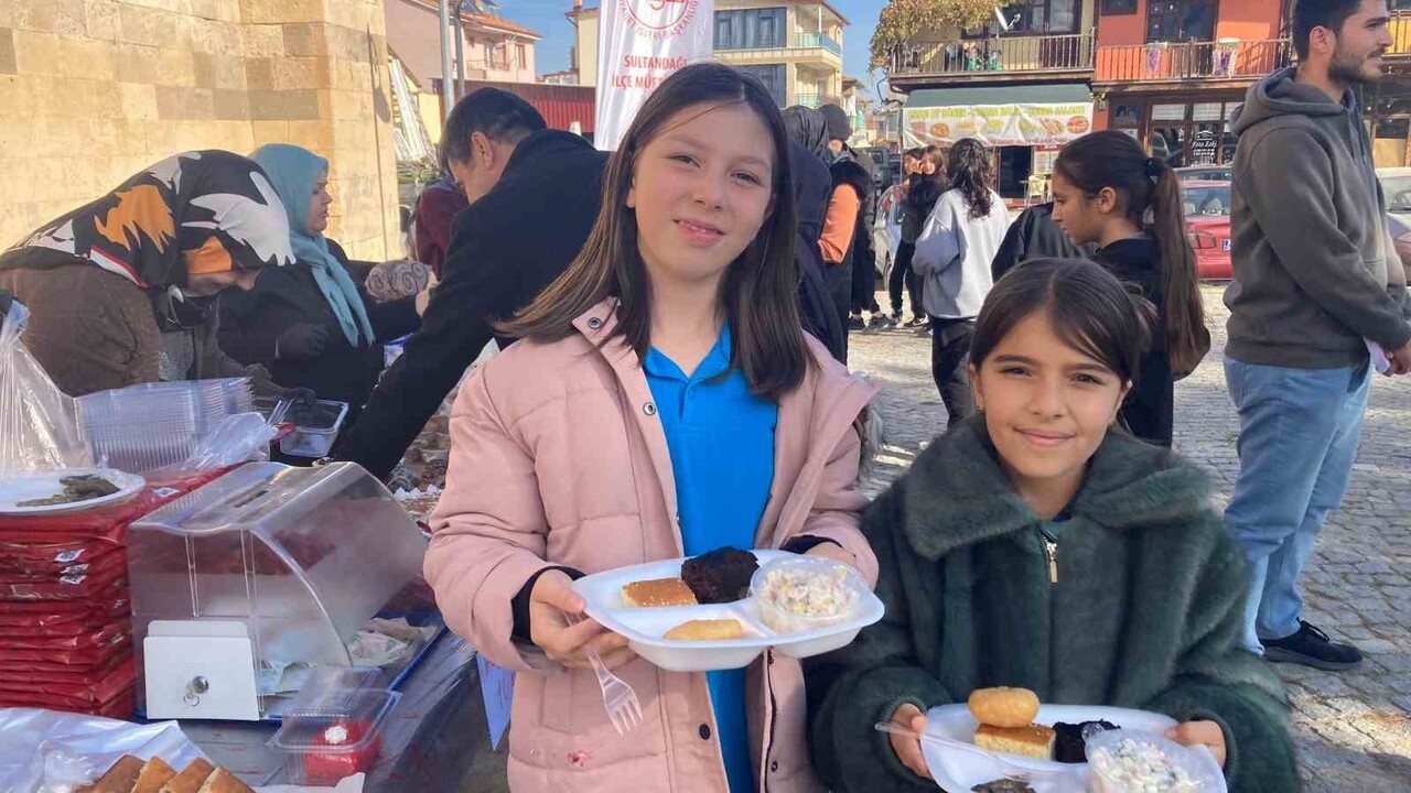 AFYONKARAHİSAR’IN SULTANDAĞI İLÇESİNDE İSRAİL ZULMÜNE MARUZ KALAN FİLİSTİN İÇİN HAYIR ÇARŞISI...