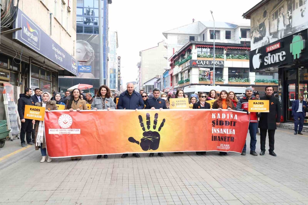 AĞRI’DA KADINA YÖNELİK ŞİDDETE KARŞI FARKINDALIK YÜRÜYÜŞÜ