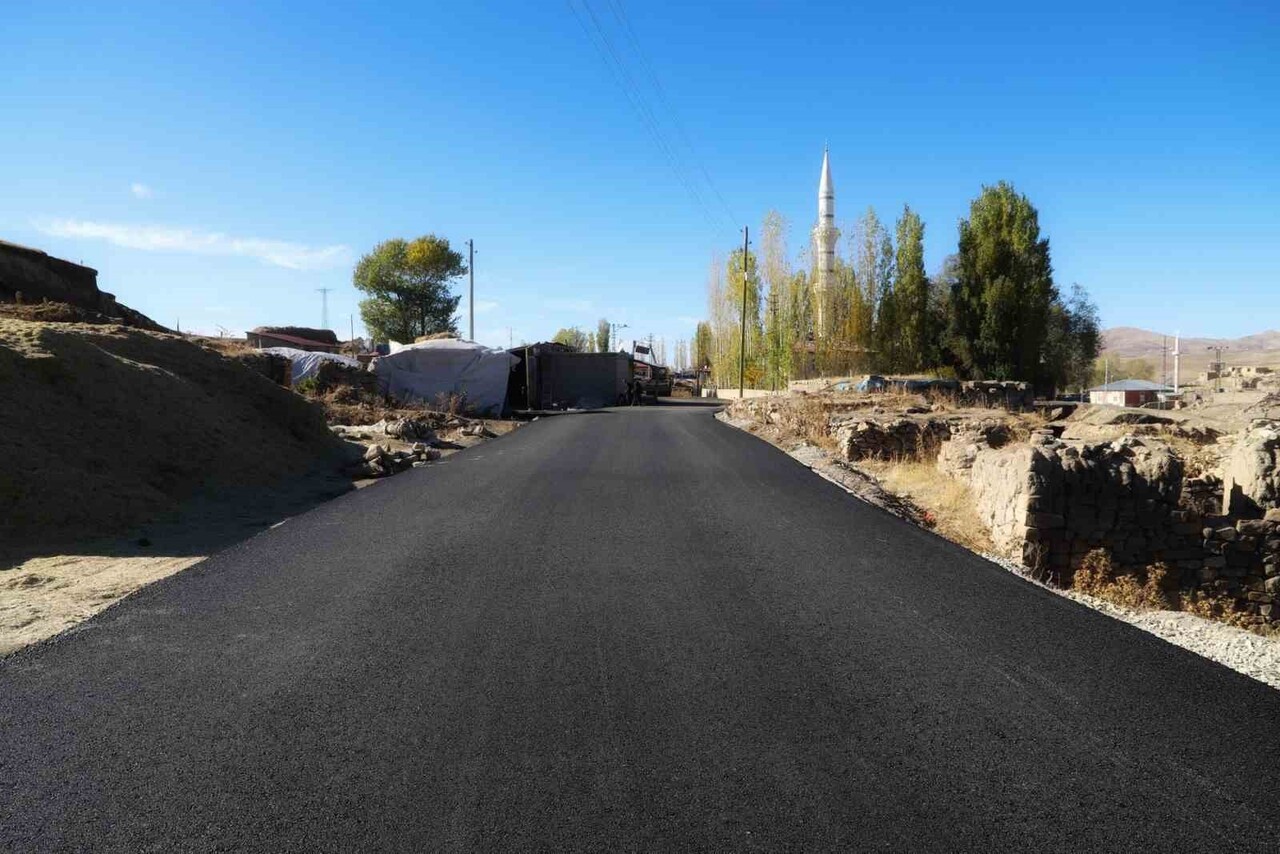 AĞRI’DA KÖY YOLLARI GÜÇLENİYOR