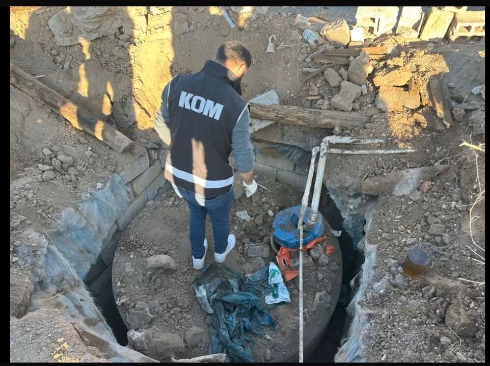 AĞRI’DA YER ALTINA GİZLENEN TANKTAN 3 BİN 562 LİTRE KAÇAK MOTORİN ÇIKTI