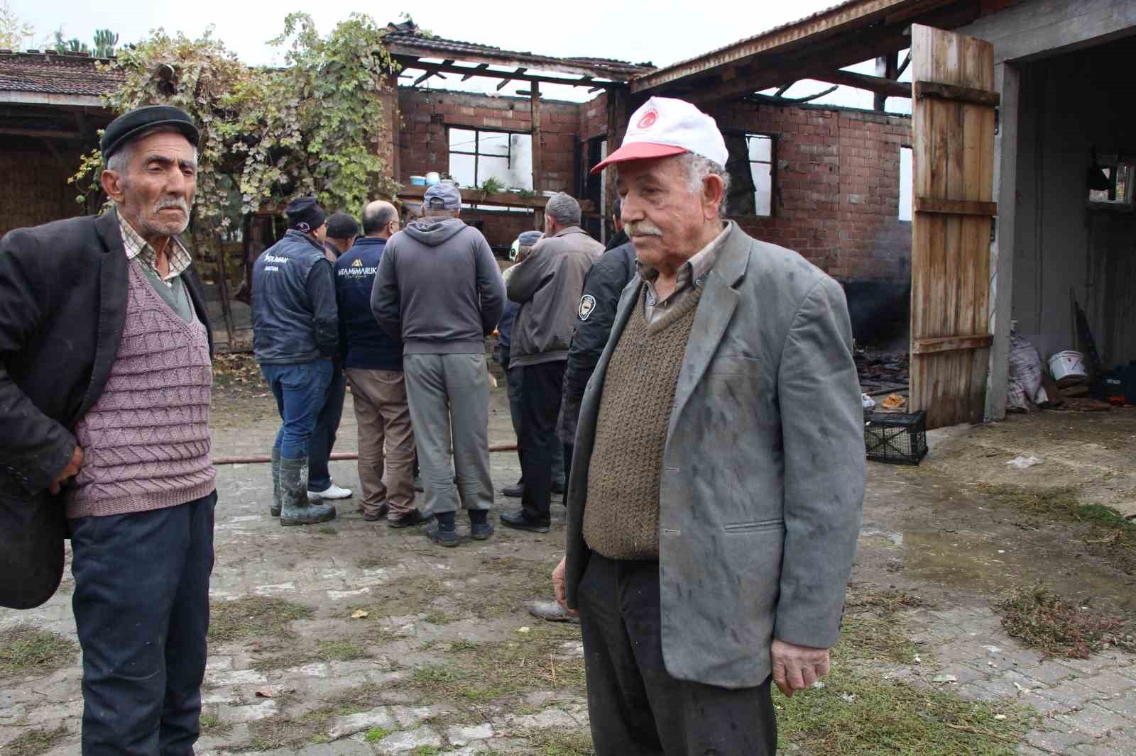 AHIRDAKİ HAYVANLARINI KOMŞULARININ KURTARDIĞI YAŞLI ADAMIN BİRİKTİRDİĞİ PARALAR VE TÜM EŞYALAR...