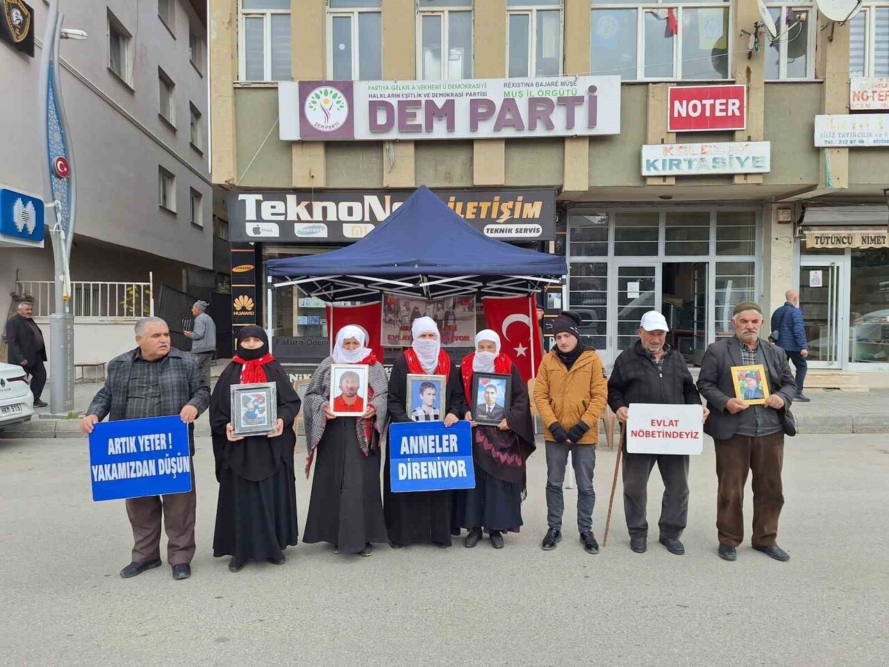 AİLELER, DEM PARTİ İL BAŞKANLIĞI ÖNÜNDE SÜRDÜRDÜKLERİ EVLAT NÖBETİNDE ÇOCUKLARINA "TESLİM OLUN"...