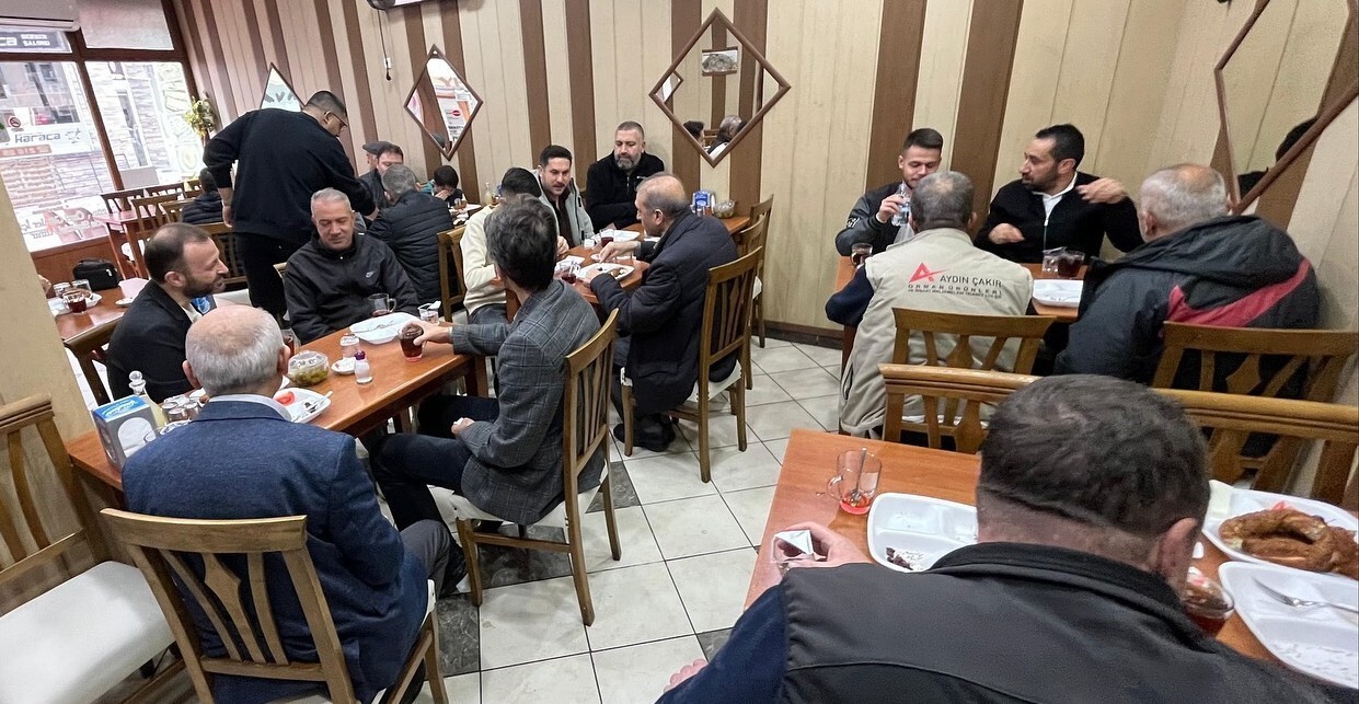 AK PARTİ MİLLETVEKİLİ BAYIRCI, BALIKLI CADDESİ ESNAFIYLA KAHVALTIDA BULUŞTU