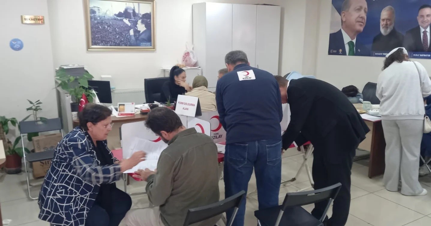 AK PARTİ ŞEHZADELER İLÇE BAŞKANLIĞI VE TÜRK KIZILAYI TARAFINDAN "CANDAN BAĞLIYIZ" SLOGANIYLA...