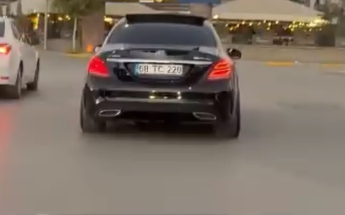 AKSARAY'DA DRİFT VE MAKAS ATARAK SEYREDEN SÜRÜCÜYE TOPLAM 152 BİN 776 LİRA PARA KESİLDİ