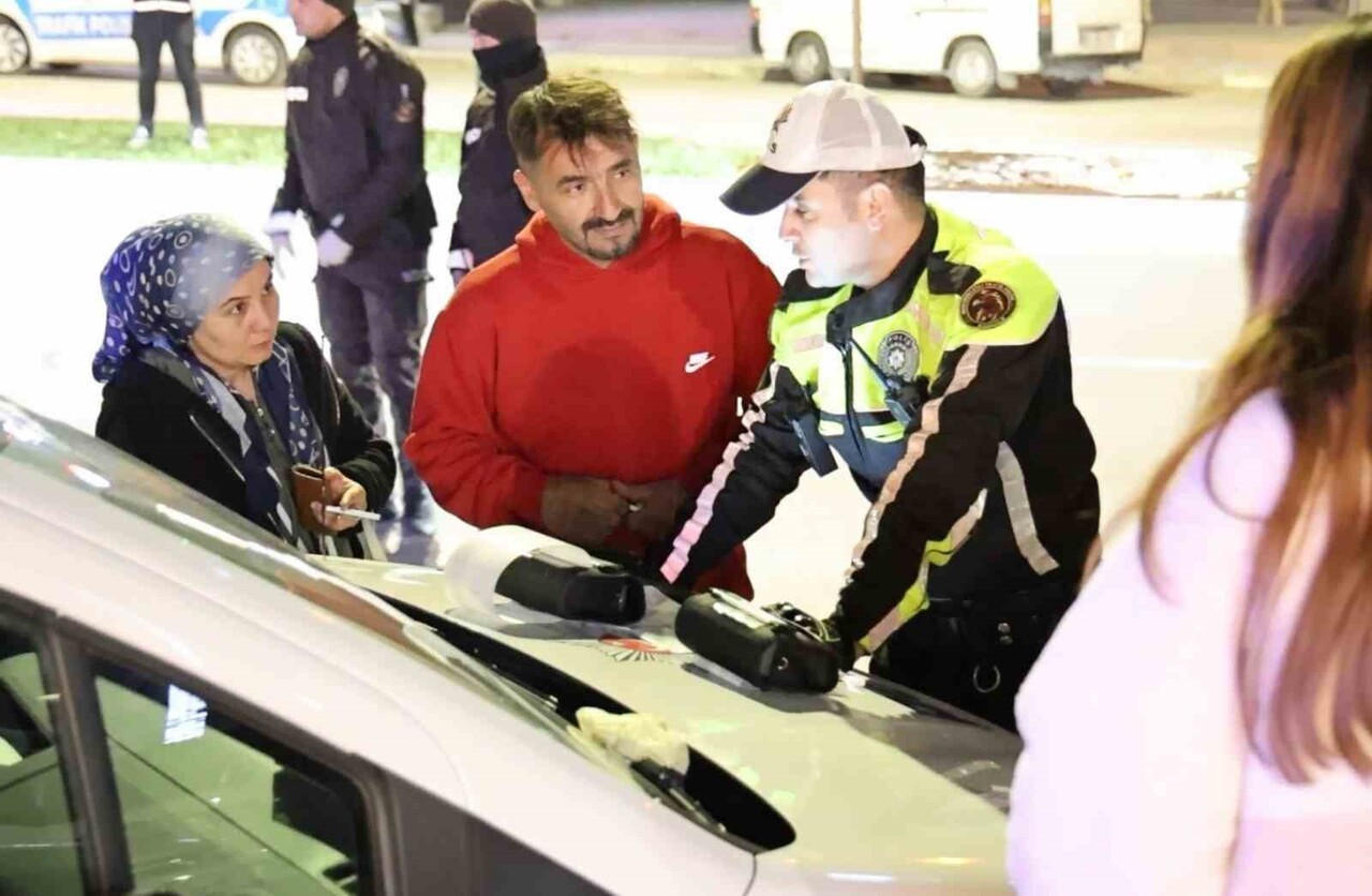 AKSARAY'DA POLİSİN ‘DUR' İHTARINA UYMAYIP KAÇMAK İSTEYEN ÇOCUK SÜRÜCÜ BEKÇİ VE POLİSİN...