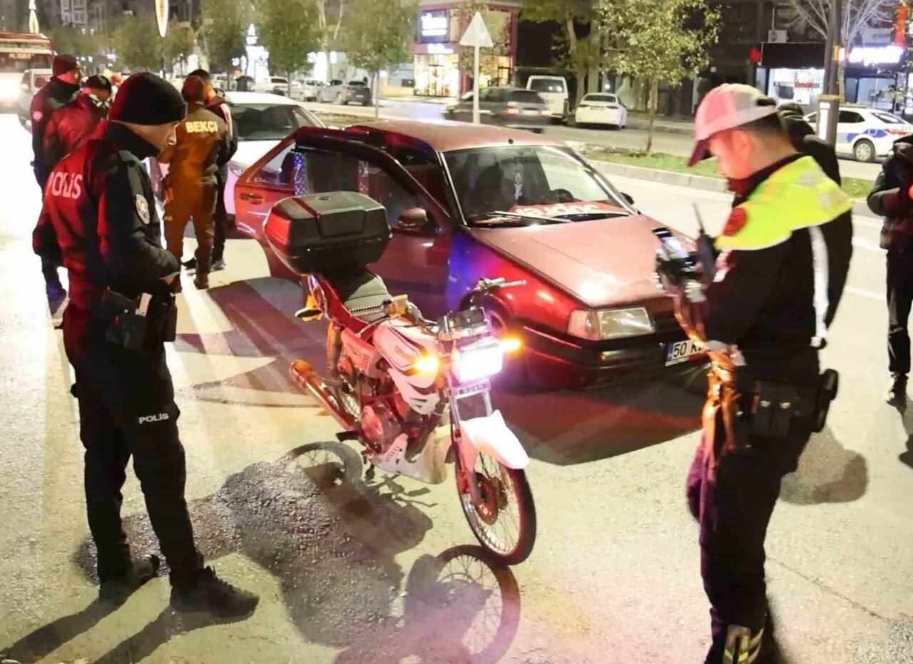 AKSARAY'DA STANDART DIŞI IŞIKLARLA DONATTIĞI VE ABART EGZOZLU MOTOSİKLETİYLE TRAFİĞE ÇIKAN...