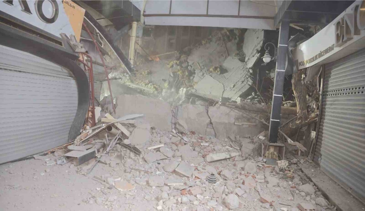 AKSARAY BELEDİYESİ TARAFINDAN KENTSEL DÖNÜŞÜM ÇERÇEVESİNDE YIKIMI YAPTIRILAN ESKİ İŞ MERKEZİNİN...