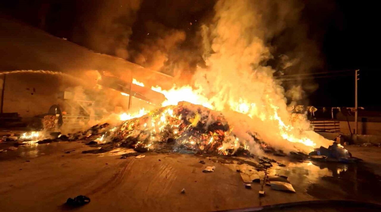 AKSARAY’DA GERİ DÖNÜŞÜM TESİSİNDE KUNDAKLAMA SONUCU ÇIKAN YANGINDA TESİSTEKİ PLASTİK VE KAĞIT...