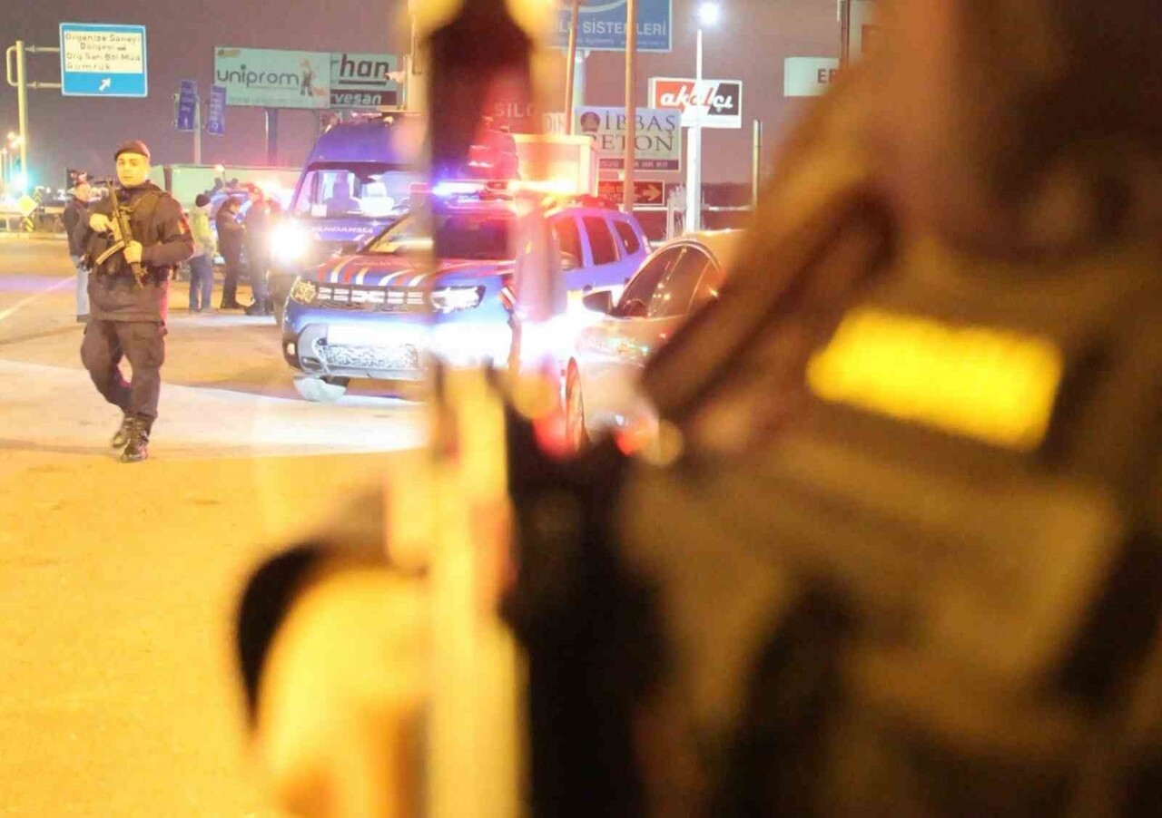 AKSARAY’DA JANDARMA EKİPLERİ HALKIN HUZUR VE GÜVENLİĞİNİN SAĞLANMASI AMACIYLA YAPTIĞI UYGULAMA VE...