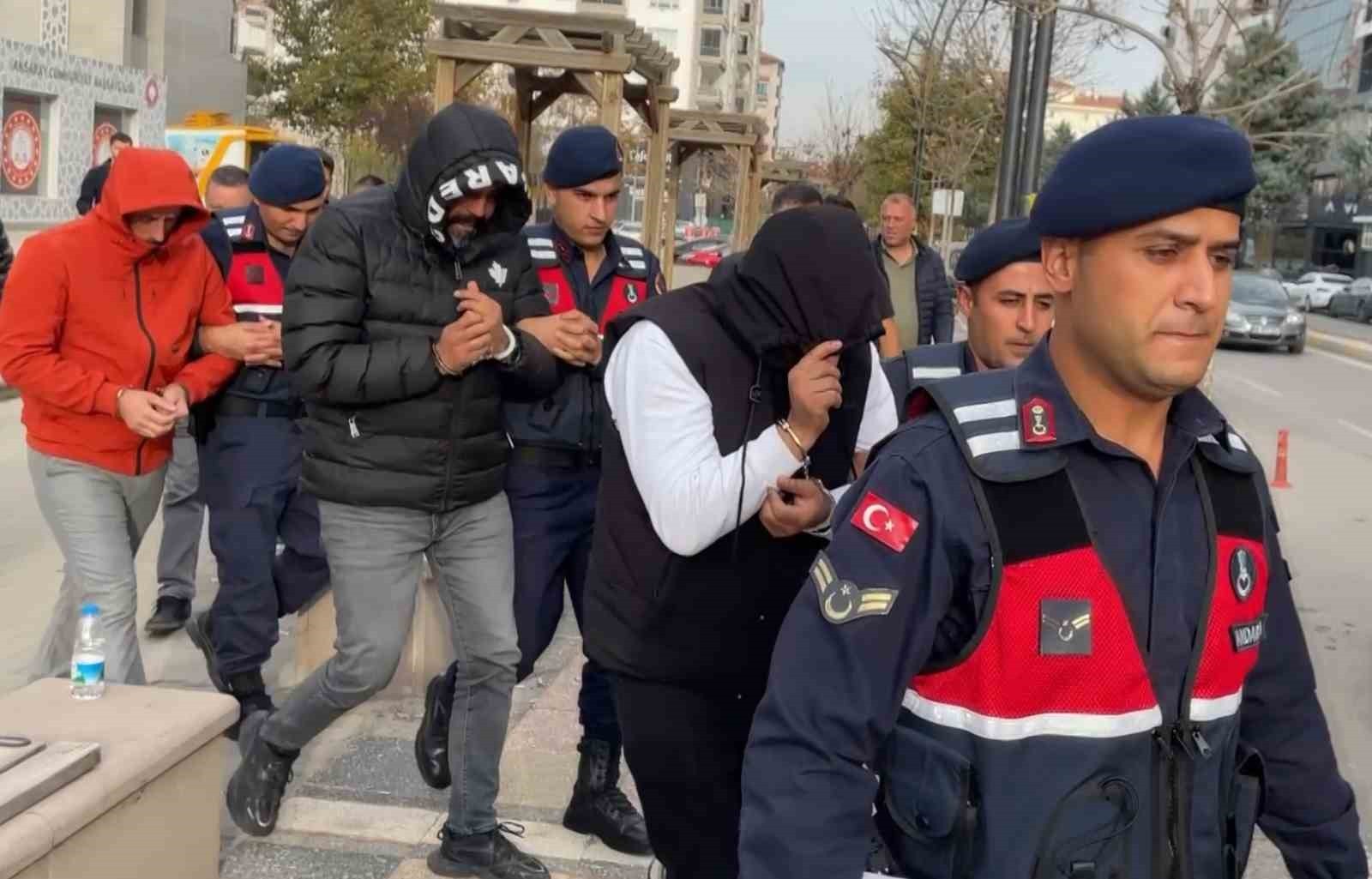 AKSARAY’DA JANDARMA KOM EKİPLERİNCE İLK MERKEZİNDE YAPILAN OPERASYONDA TEFECİLİK YAPTIKLARI...