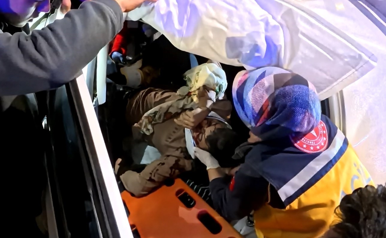 AKSARAY’DA SÜRÜCÜSÜNÜN DİREKSİYON HAKİMİYETİNİ KAYBETTİĞİ OTOMOBİL KONTROLDEN ÇIKARAK KALDIRIM...