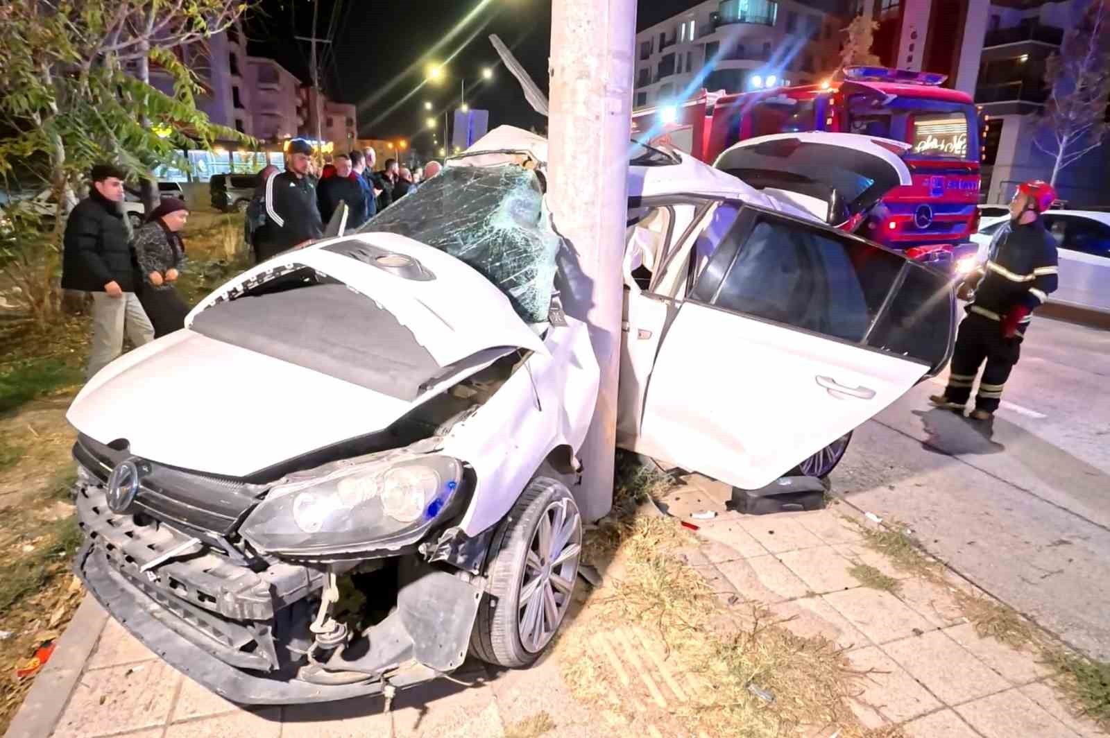 AKSARAY’DA SÜRÜCÜSÜNÜN DİREKSİYON HAKİMİYETİNİ KAYBETTİĞİ OTOMOBİL KONTROLDEN ÇIKARAK KALDIRIM...