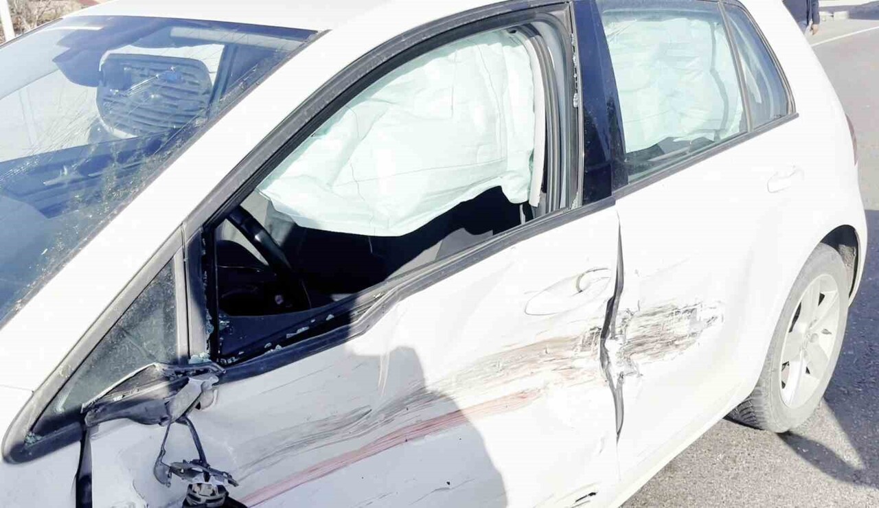 AKSARAY’DA SÜRÜCÜSÜNÜN DİREKSİYON HAKİMİYETİNİ KAYBETTİĞİ OTOMOBİL REFÜJE ÇIKARAK KARŞI ŞERİDE...